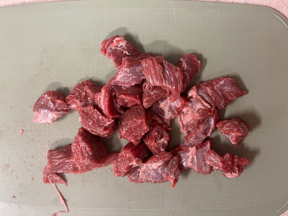 그리고 결 반대방향으로 먹을 크기만큼 썰어 주시구요