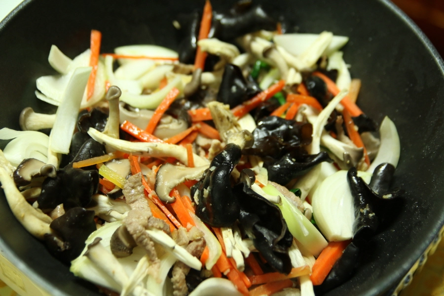 버섯 볶는 모습