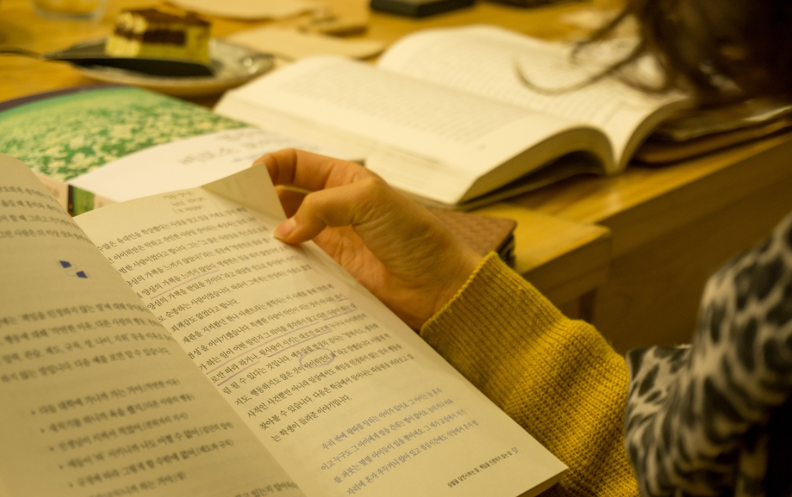 조용히 책 읽는 사진