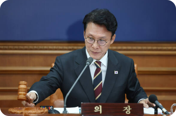 김민석 국무총리가 25일 정부서울청사에서 열린 국무회의에서 의사봉을 두드리고 있다. [사진=연합뉴스]