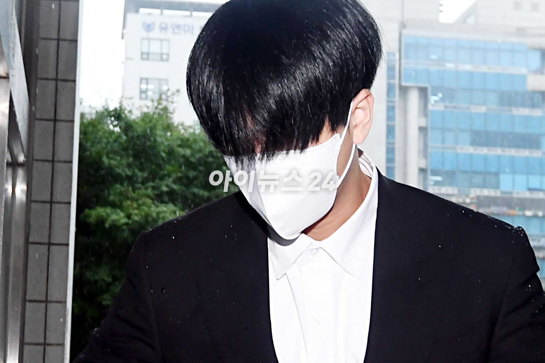 병역 비리 혐의로 재판에 넘겨진 래퍼 라비(본명 김원식)가 10일 오후 서울남부지방법원에서 열린 병역법 위반 등 혐의 1심 선고 기일에 출석하고 있다. [사진=정소희 기자]