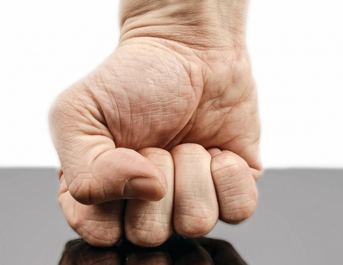 바닥을_내리치는_주먹