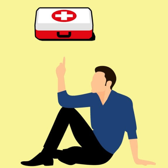 남자가 앉아서 구급통을 가르키고 있는 모습