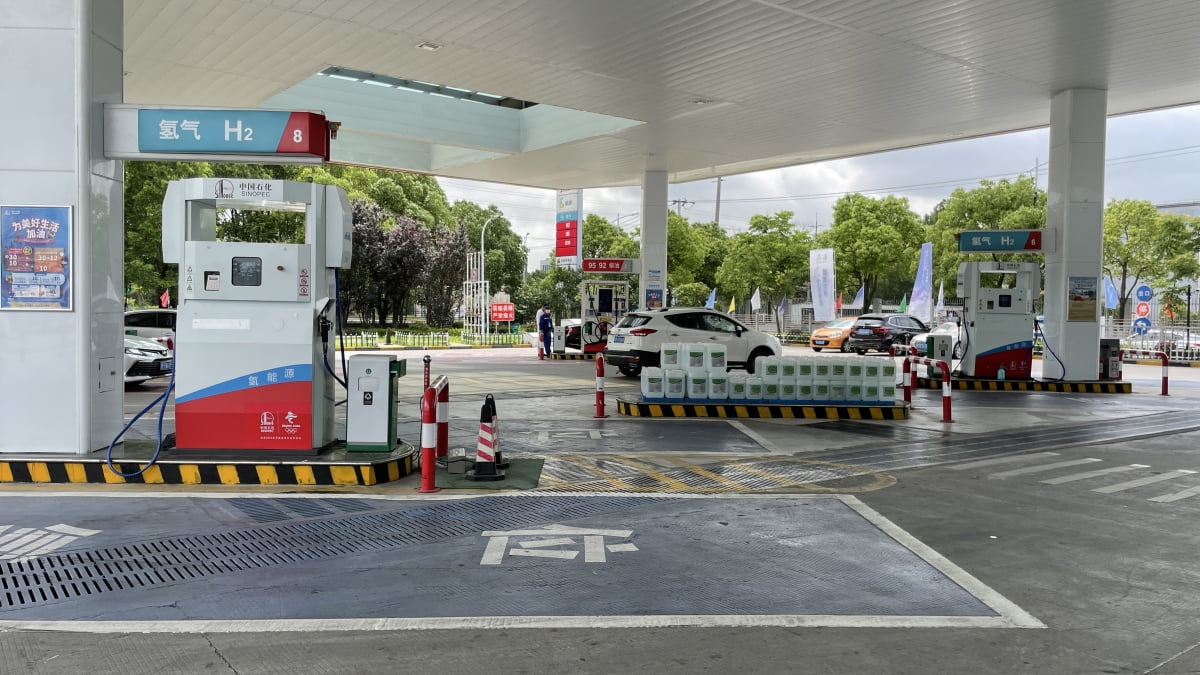 석유와 수소 충전이 가능한 중국 상하이시 자딩(嘉定)구의 시노펙(SINOPEC·中國石化) 복합 주유소.
