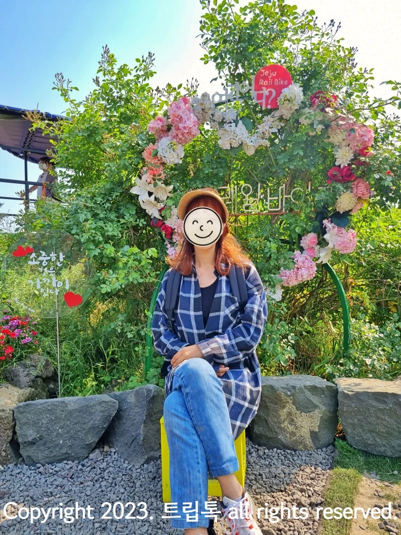 분홍꽃이 하트모양으로 장식되어있다