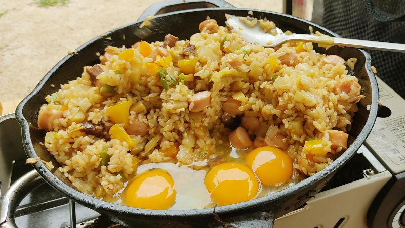 남은재료로 무쇠 프라이팬에한 볶음밥과 계란 활용