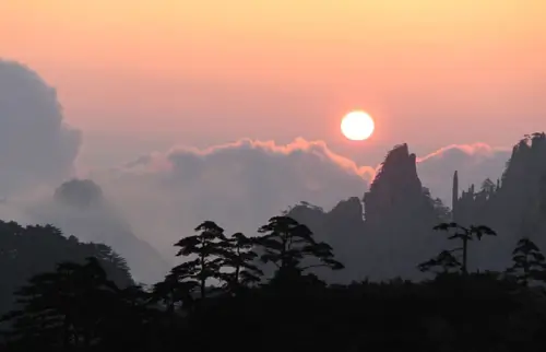 단하봉-정상에서-바라본-소나무와- 봉우리-그리고-구름과-함께-펼쳐지는-붉은-노을