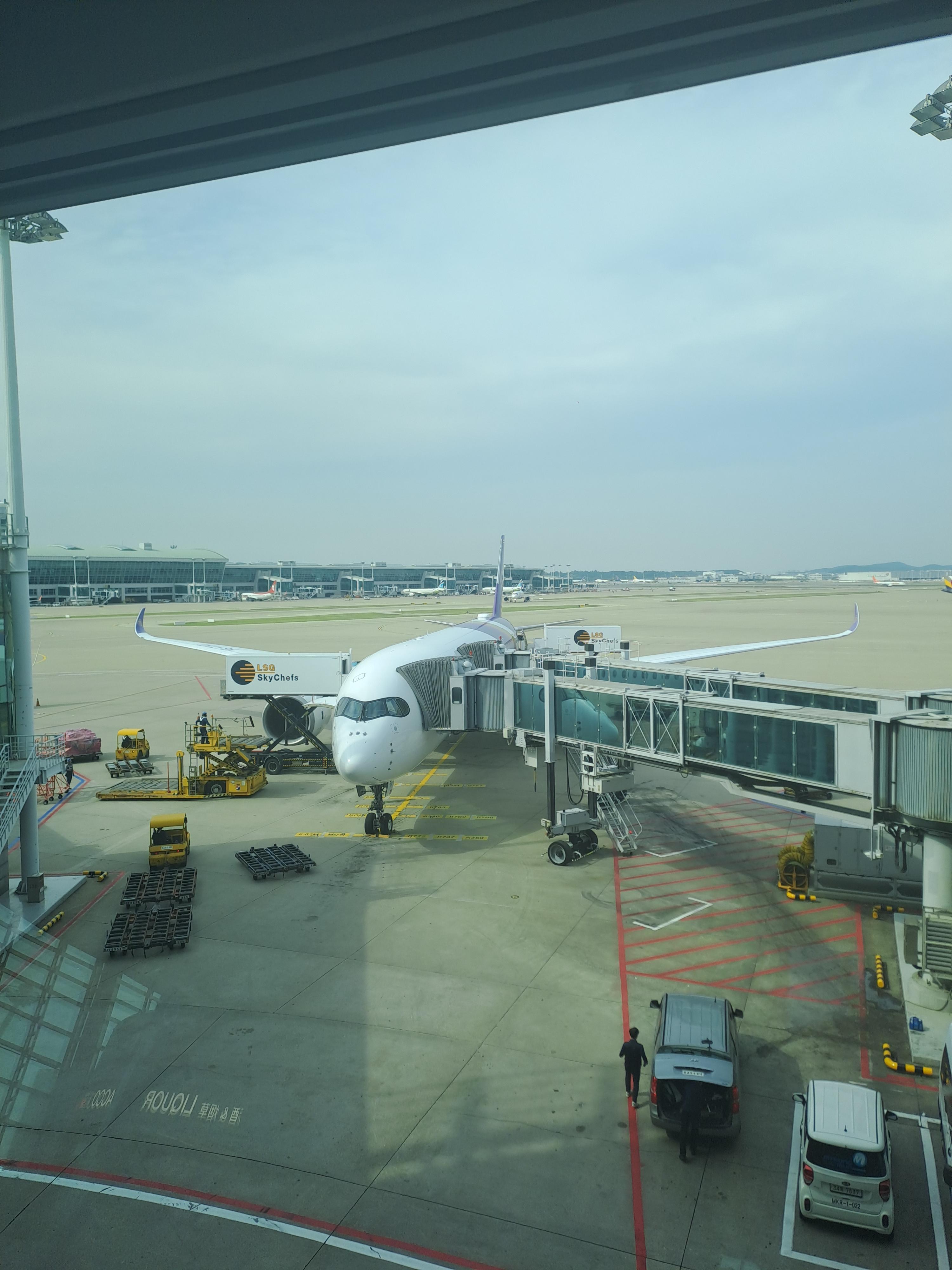 인천공항 게이트 앞 비행기 모습