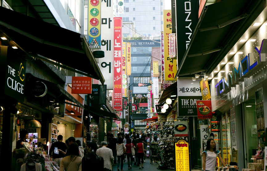 1. 명동 – 쇼핑과 한류의 중심지