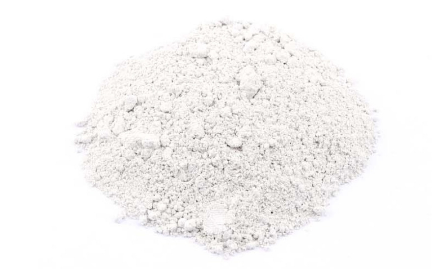 바다에서 채취를 한 조개껍데기를 바싹 구운 후에 분쇄를 하여 가루로 만든 것을 하얀 바닥 위에 수북하게 쌓아두고 찍은 사진