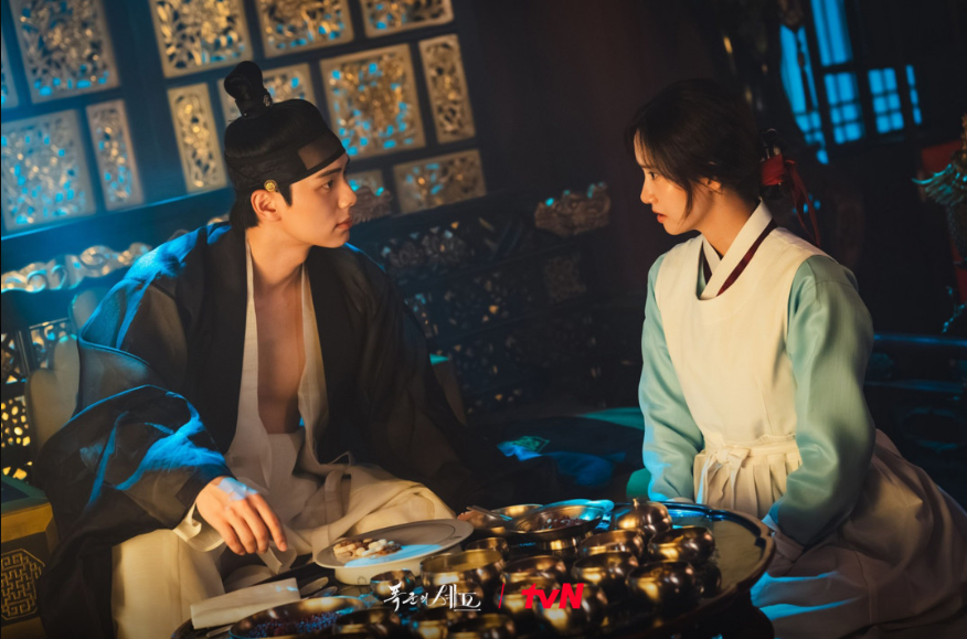 앉아서 대화를 나누는 임윤아 배우님과 이채민 배우님 (사진 출처:tvN)