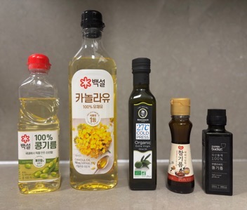 가정용 콩기름,카놀라유,올리브오일,참기름,들기름 병 나열