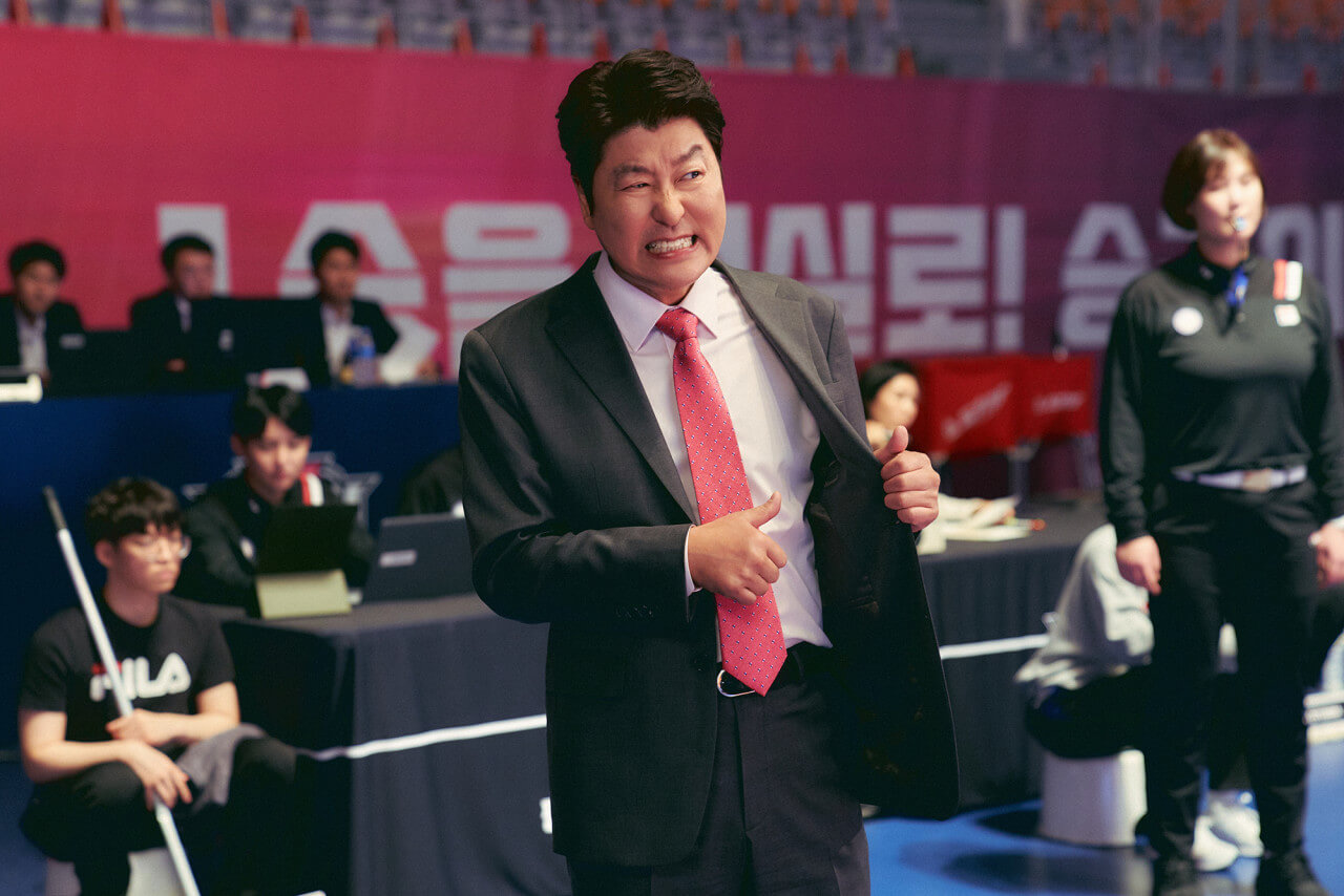 배구 감독이 양복 사이로 싸인을 보내고 있는 모습
