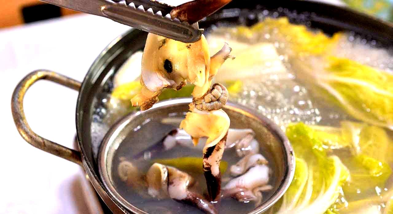 끓는 육수에 새조개를 살짝 데쳐 맛보는 장면. [ⓒ네이버 홍성 남당항 블로그]