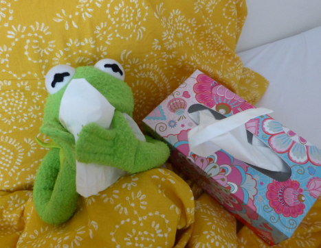 휴지를 들고 입을 막고 있는 모습