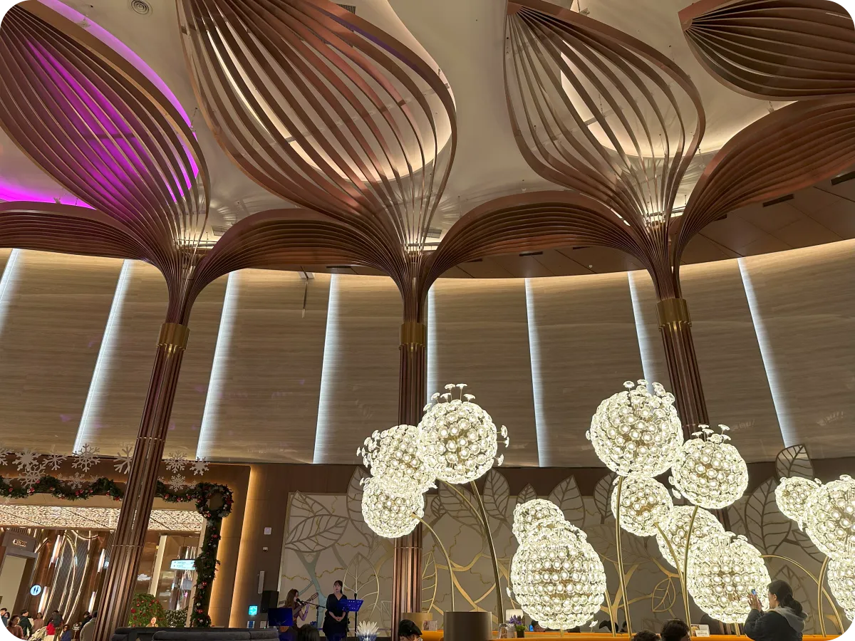 원 모양의 조명탑 그룹