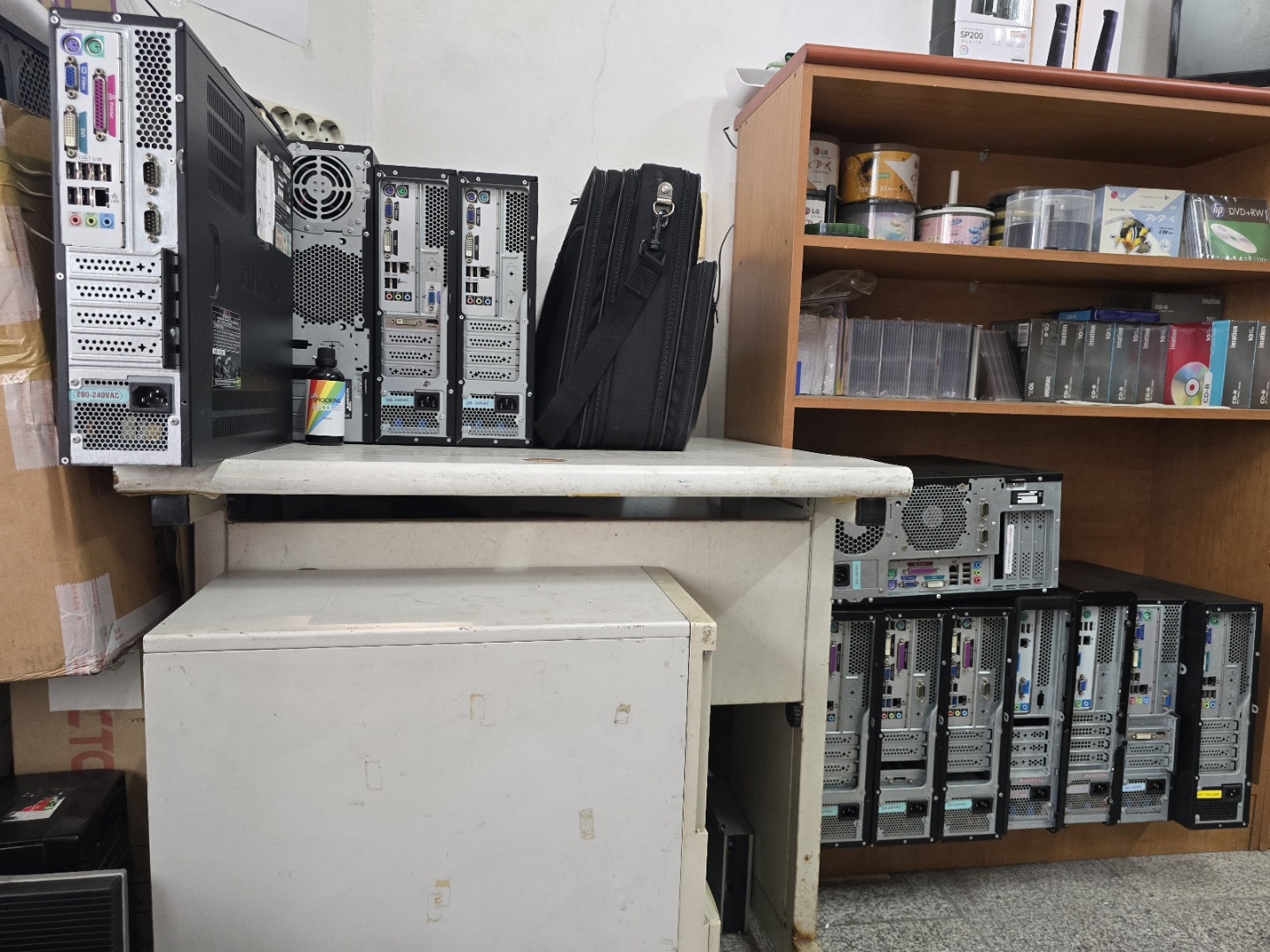 컴스컴퓨터 가게 내부 PC진열 모습