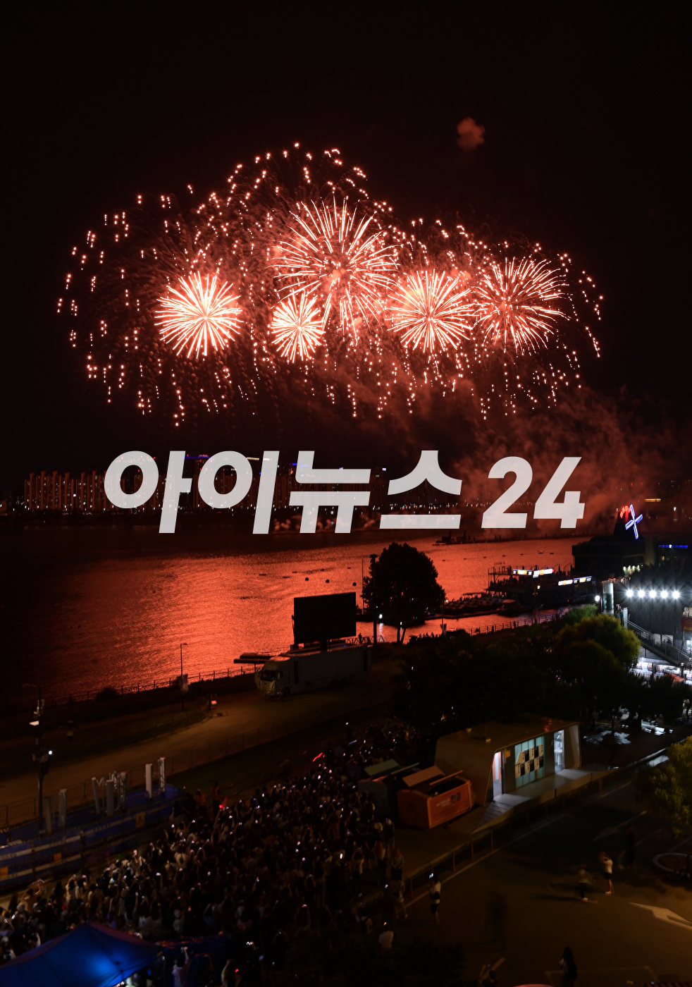 17일 서울 영등포구 여의도 한강공원에서 열린 방탄소년단 데뷔 10주년 FESTA @여의도(BTS 10th Anniversary FESTA @Yeouido)에 'BTS 10주년 기념 불꽃쇼'가 펼쳐지고 있다. [사진=정소희 기자]