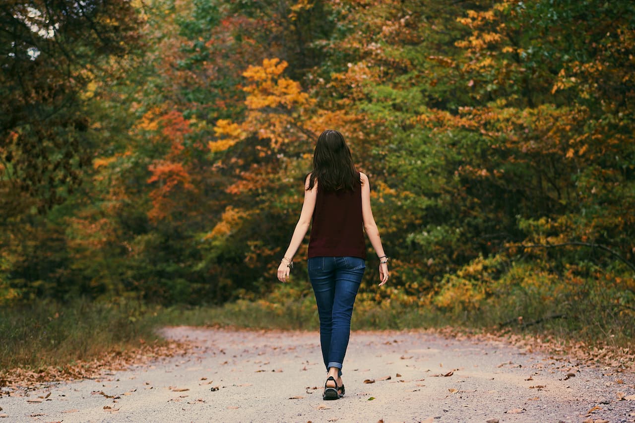 걷기 다이어트를 하고 있는 여성