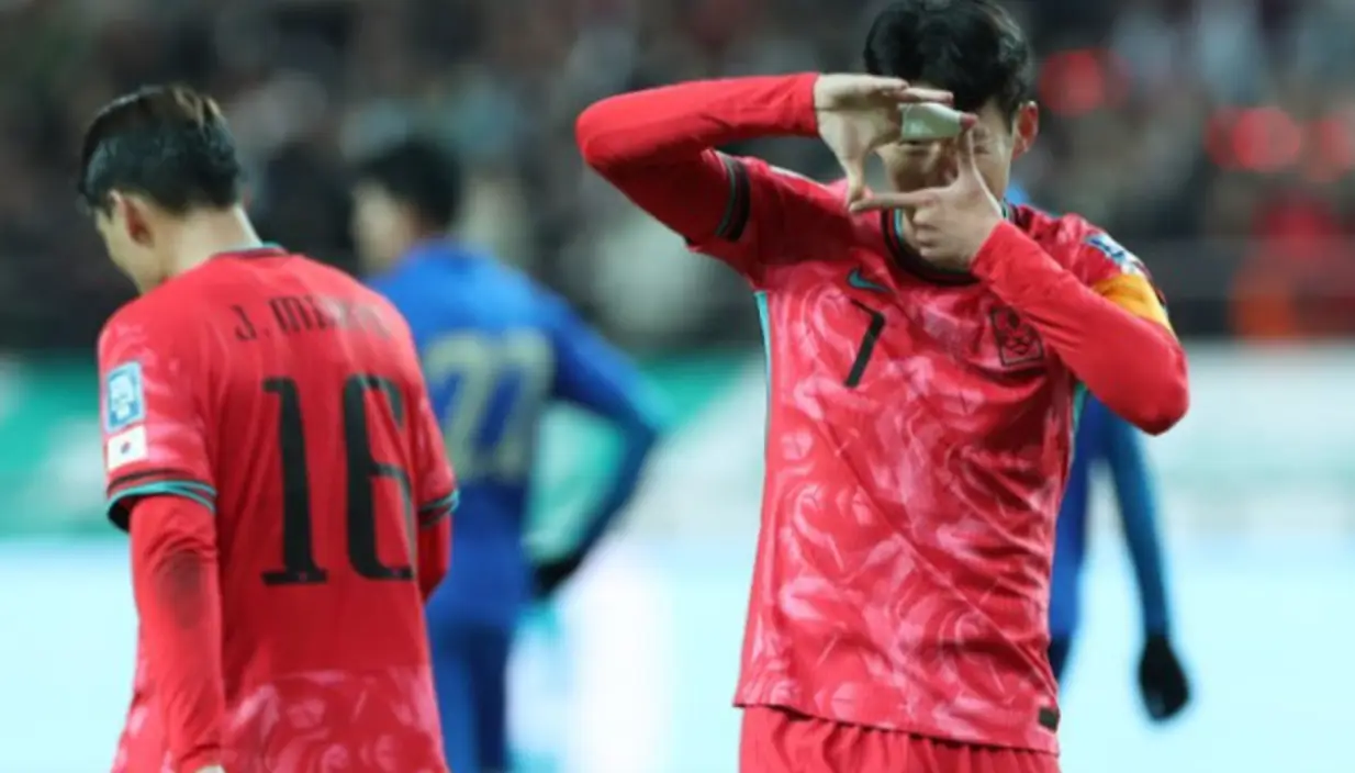 태국전- 붉은 유니폼을 입은 손흥민인 카메라 세러머니를 하고 있는 모습