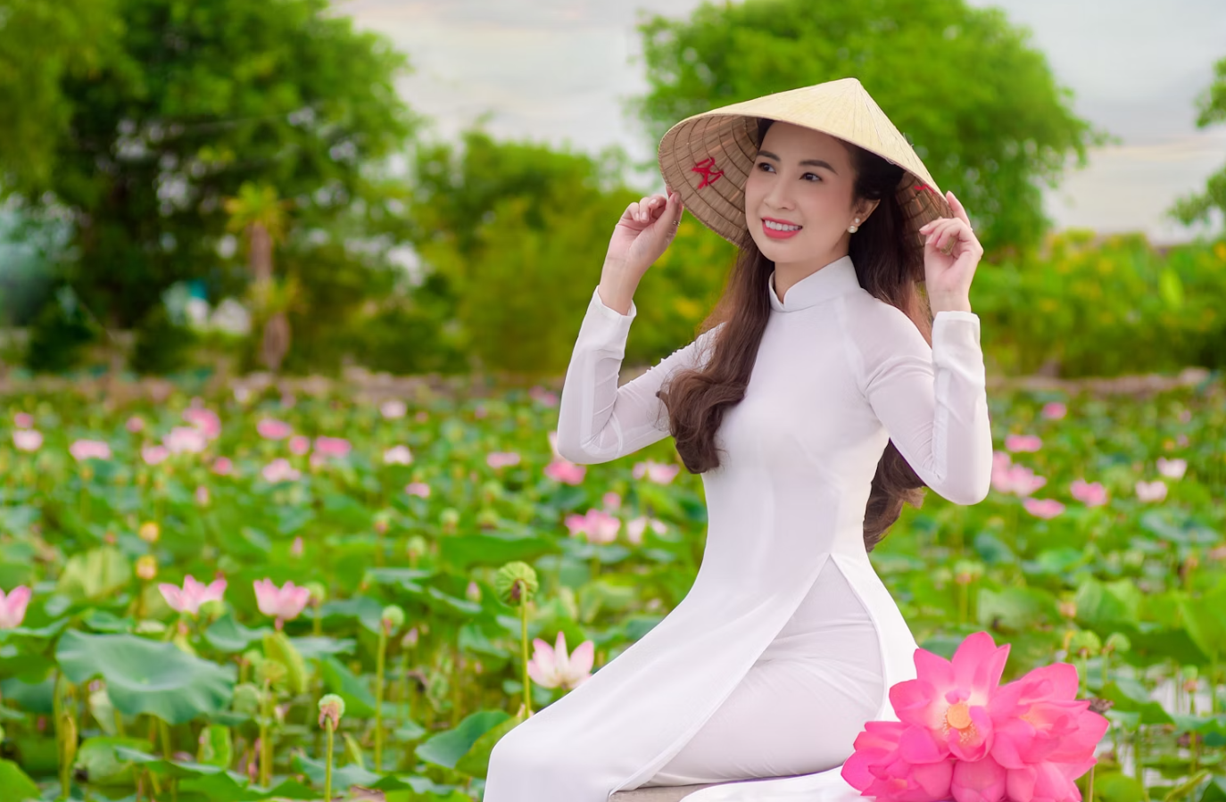 화이트 아오자이를 입은 여성