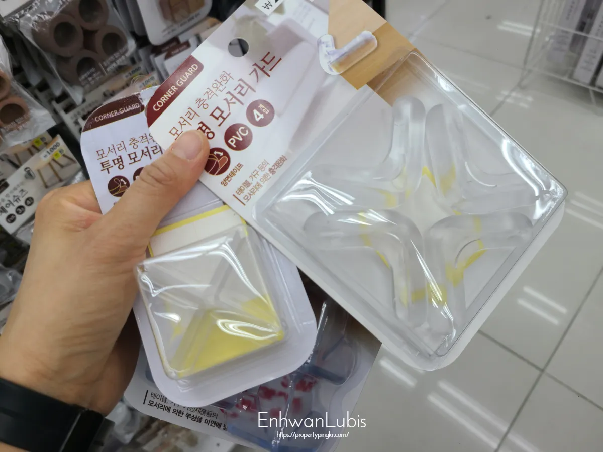다이소-진열대-앞에서-손에들고-있는모습-실리콘느낌의-말랑한-투명모서리가드-4개짜리-2천원