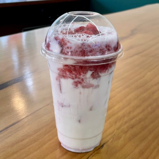매머드커피 딸기라떼/ 출처 - 네이버블로그[리뷰하는 두 친구]