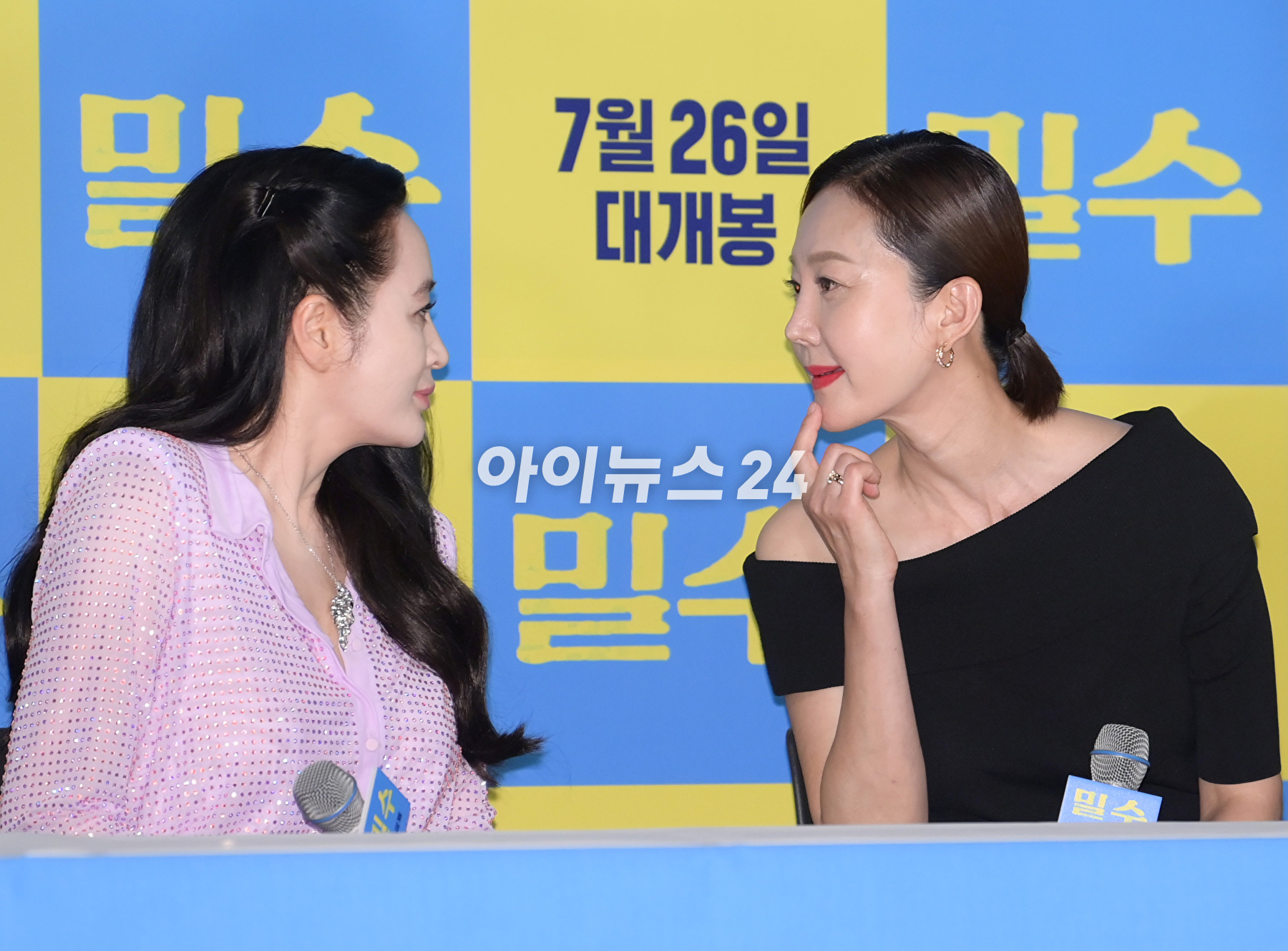 배우 염정아가 18일 오후 서울 CGV용산아이파크몰에서 열린 영화 '밀수'(감독 류승완) 언론시사회에 참석하고 있다. [사진=정소희 기자]