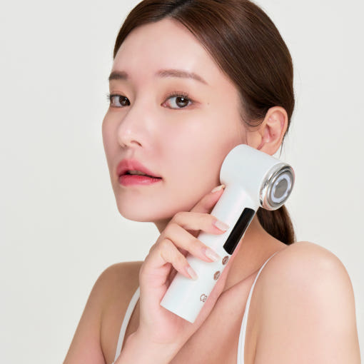 기기를 이용해 피부관리하는 여성 사진