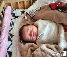 예쁜-아들이-요람속에서-웃고있는-모습