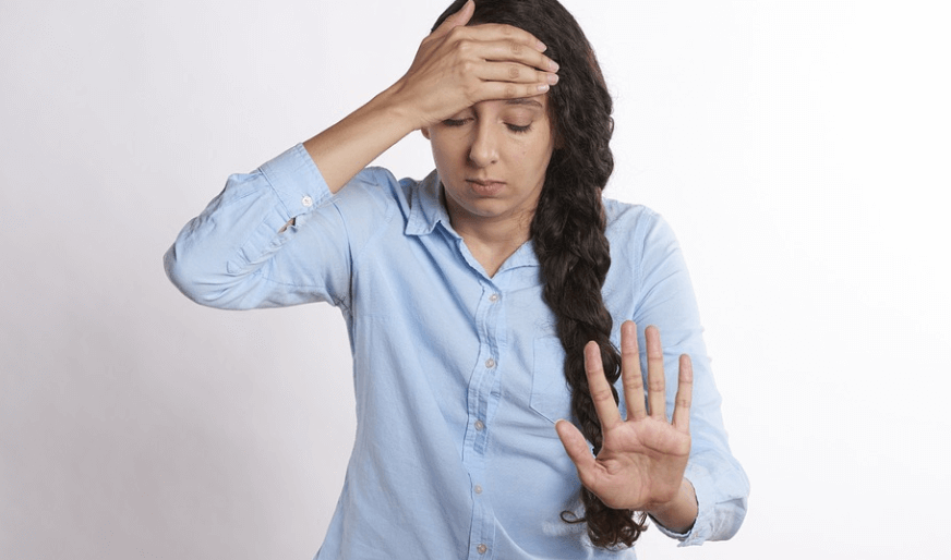 다슬기 효능은 어지럼증에 도움이된다. 어지러움으로 고통 받고 있는 여성