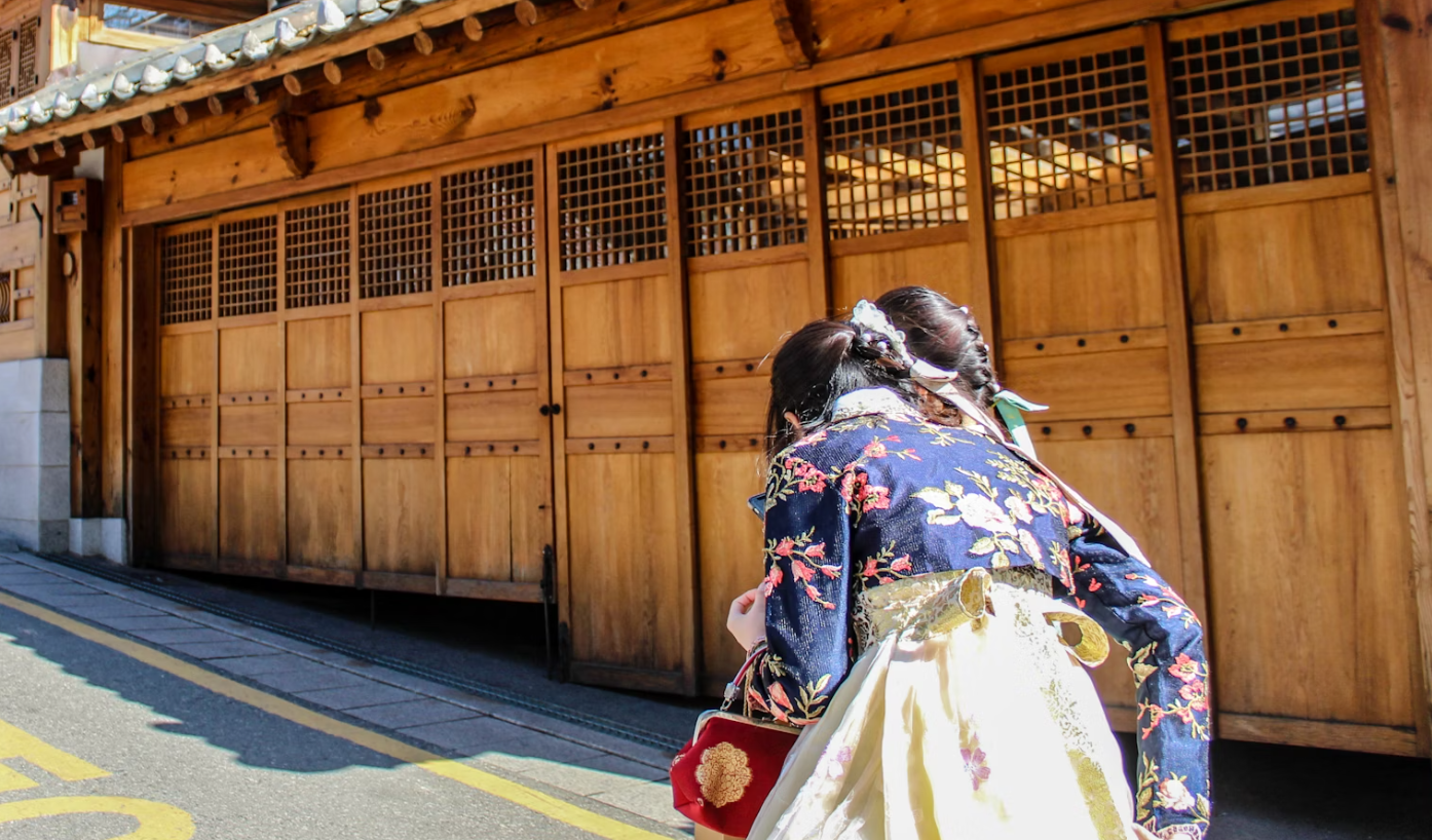 한복을 입은 사람들과 한옥집