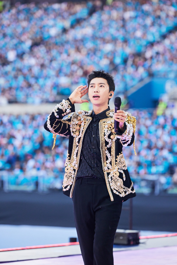 임영웅이 지난 25일과 26일 양일간 서울월드컵경기장에서 열린 임영웅 2024 콘서트 ‘IM HERO - THE STADIUM’에서 무대를 펼치고 있다. [사진=물고기뮤직]