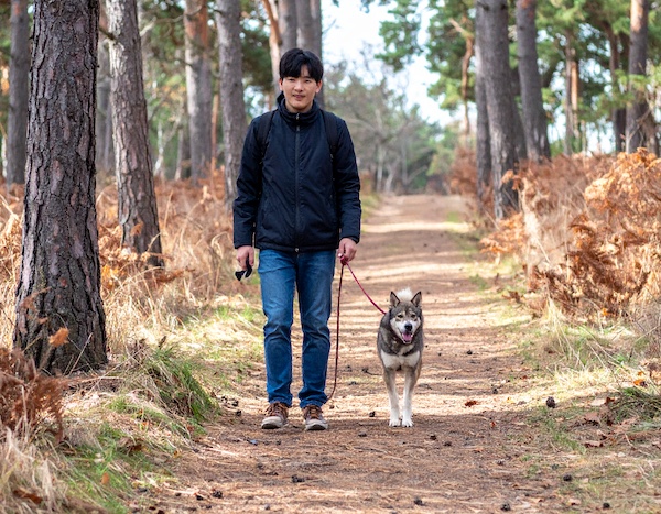 검마산자연휴양림에서 반려견과 산책하는 모습