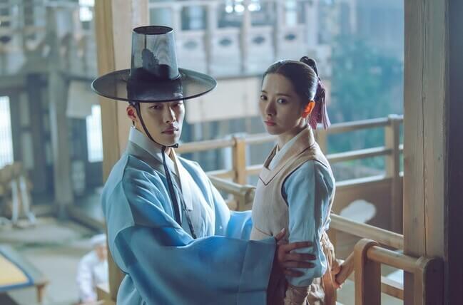 남자주인공이 여자주인공을 잡고 어딘가를 쳐다보는 장면