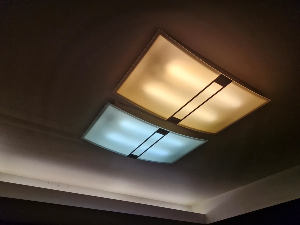 네모난-거실-천장등이-켜져-있다