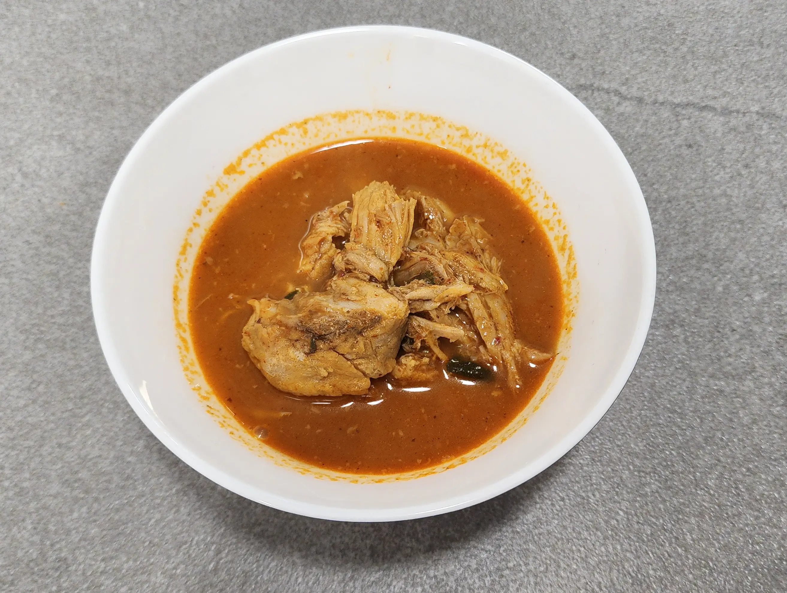 감자탕-고기와-국물이-국그릇에-담겨있는-사진