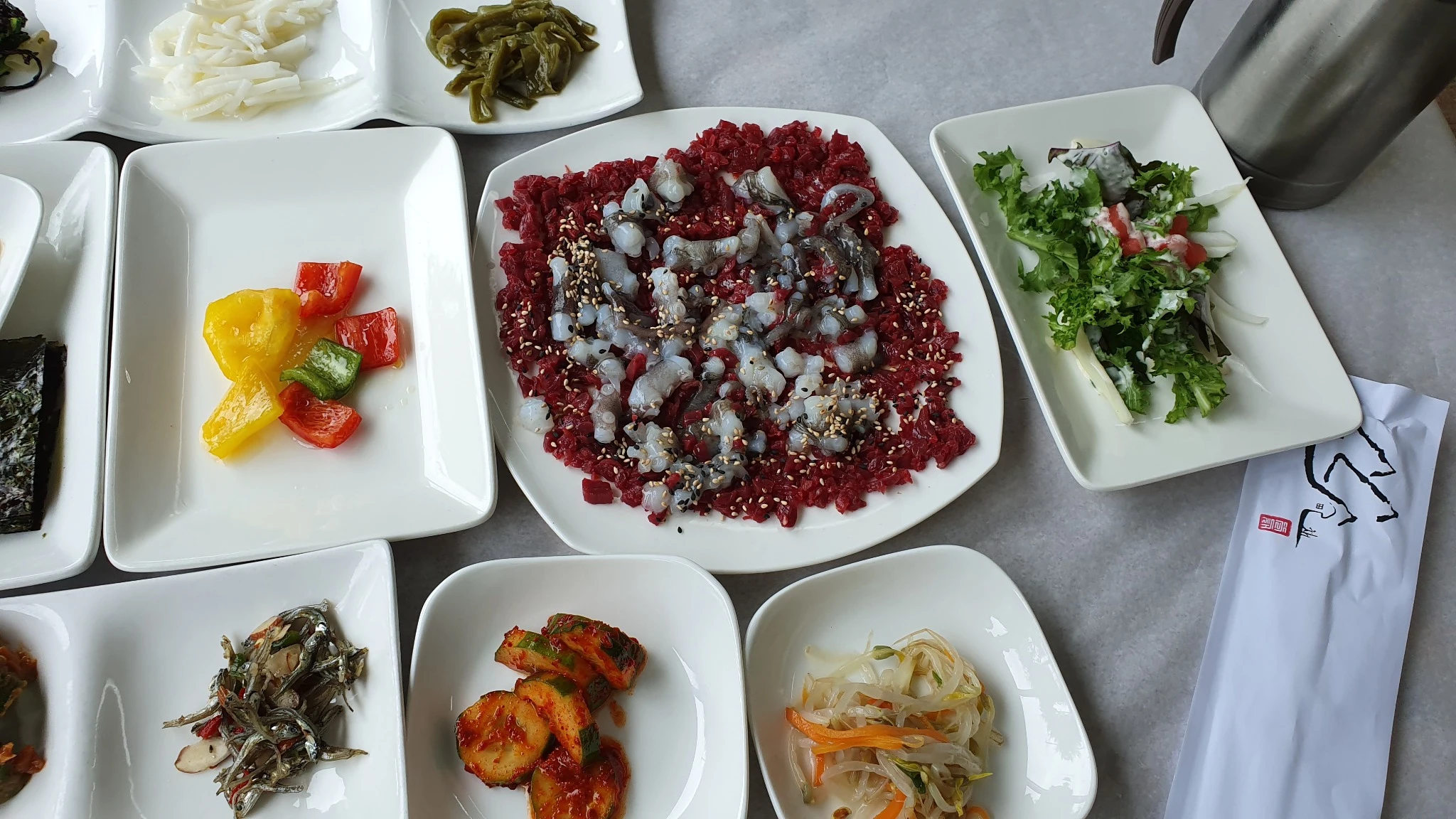 신선한 산낙지와 육회가 어우러진 목포 낙지탕탕이