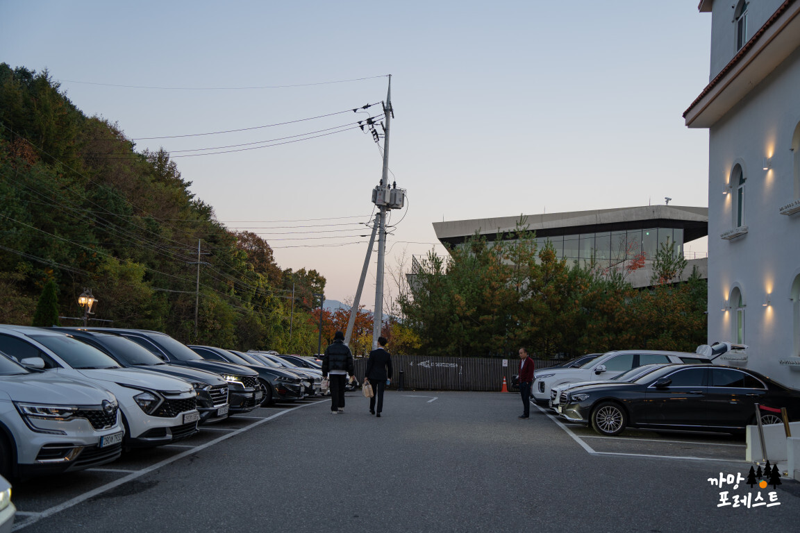 춘천 산토리니 카페 주차장