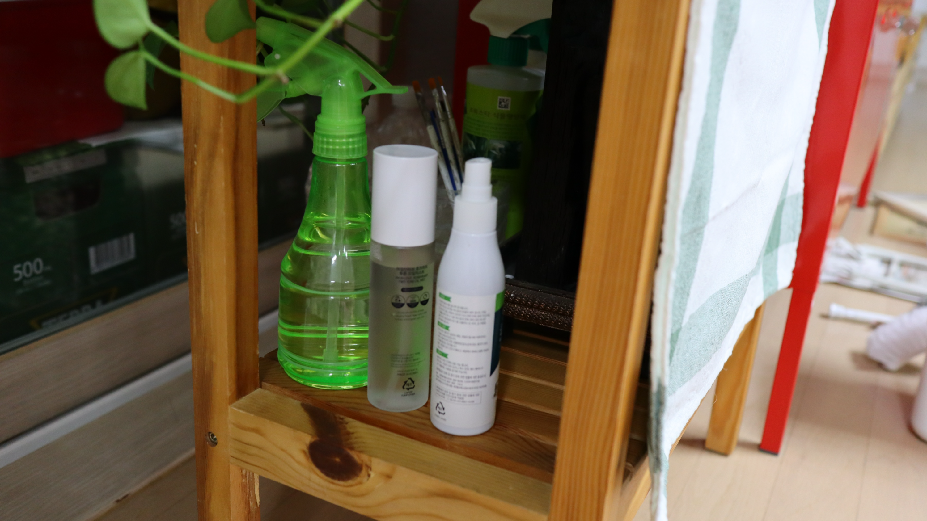 선반에_스프레이병_3개