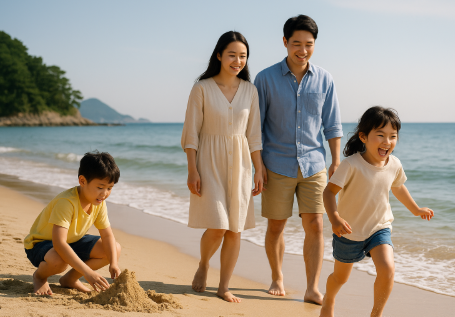 해변에서 아이들과 함께 즐겁게 시간 보내는 가족
