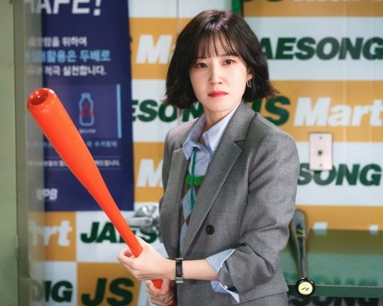 스토브리그 주인공 여자가 야구 방망이를 들고 비장하게 서있는 장면