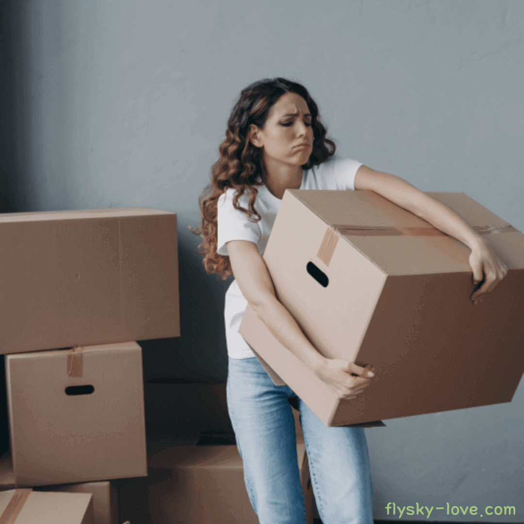 요통을 유발하는 잘못된 습관 중 하나인 무거운 물건 들기