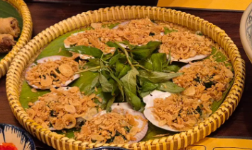 바삭한 마늘과 고소한 땅콩 고명이 듬뿍 올려진 나트랑 안또이 가리비 구이