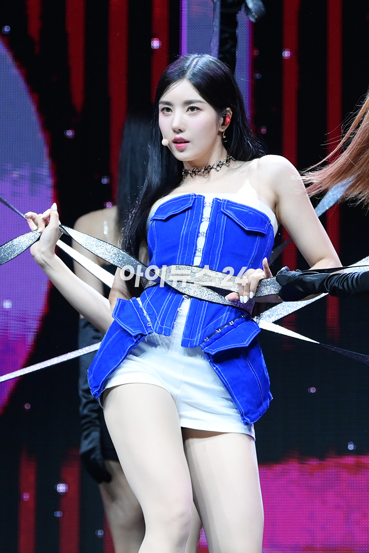 가수 권은비가 2일 오후 서울 용산구 블루스퀘어에서 진행된 첫 번째 싱글앨범 '더 플래시(The Flash)' 발매 기념 쇼케이스에 참석하고 있다. [사진=정소희 기자]