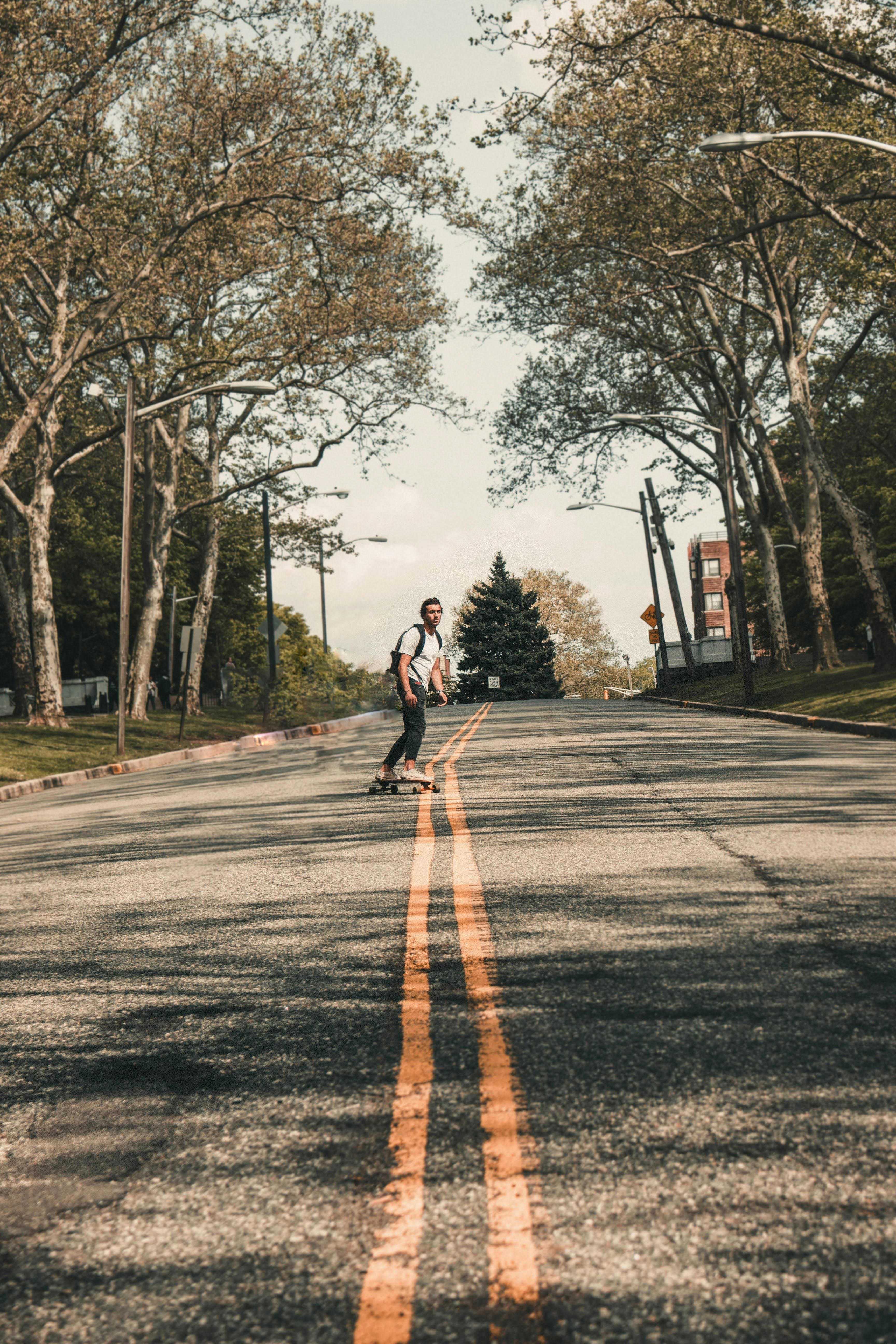 롱보드로 크루징하는 보더