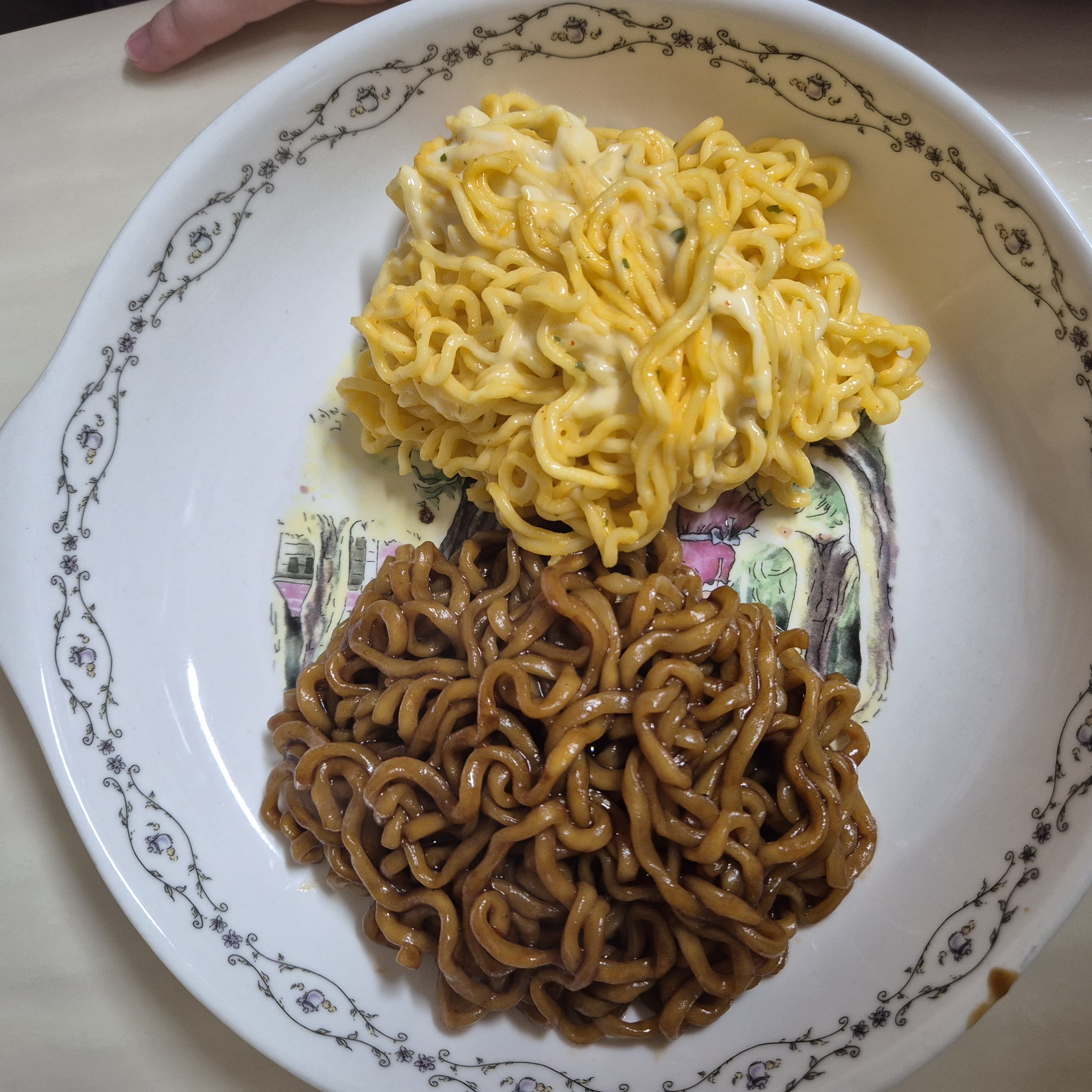 좌 짜파게티, 우 치즈볶이