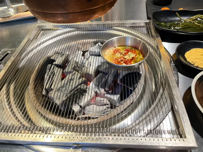 불판위에-올려진-특제소스