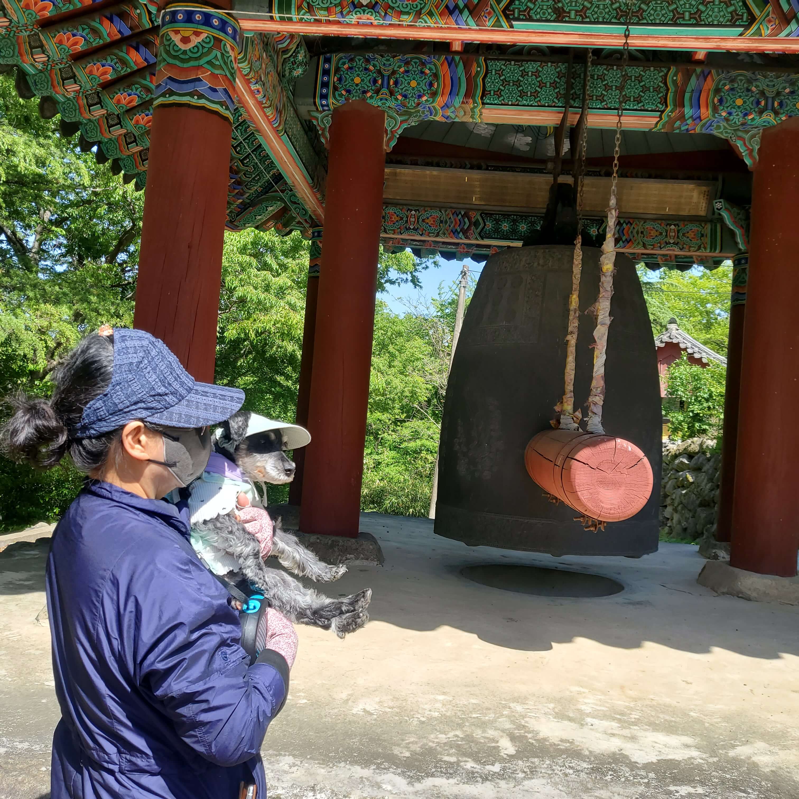 경산 경흥사 종앞에서