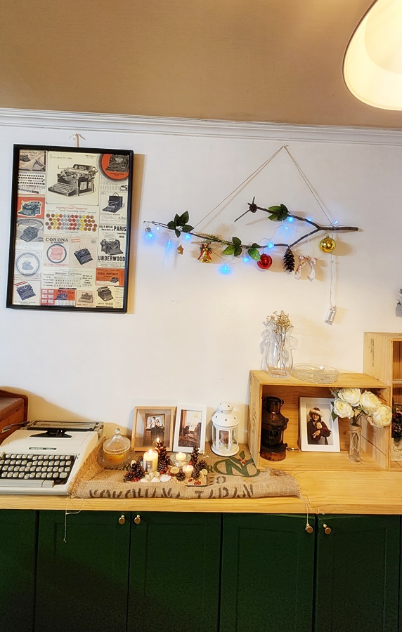 두 크리스마스 장식을 멀리서 찍은 모습